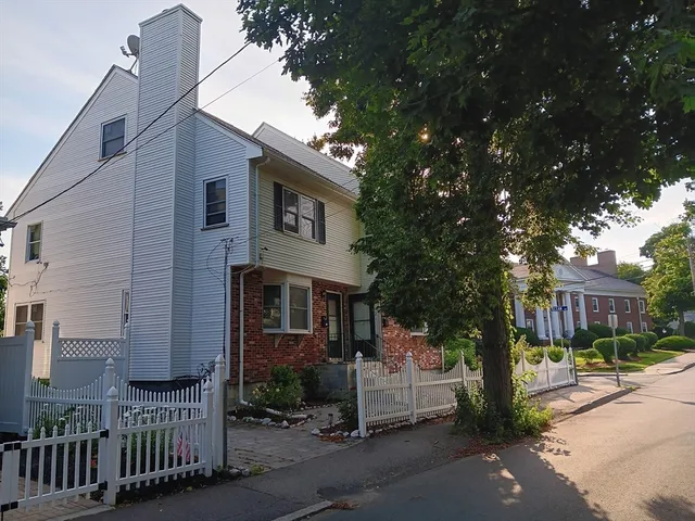 a street sign on the side of building