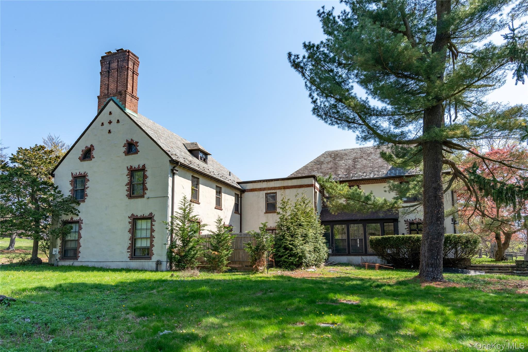 203 Store Hill Road Old Westbury, NY 11568 - Photo 4 of 50 a front view of a house with a yard