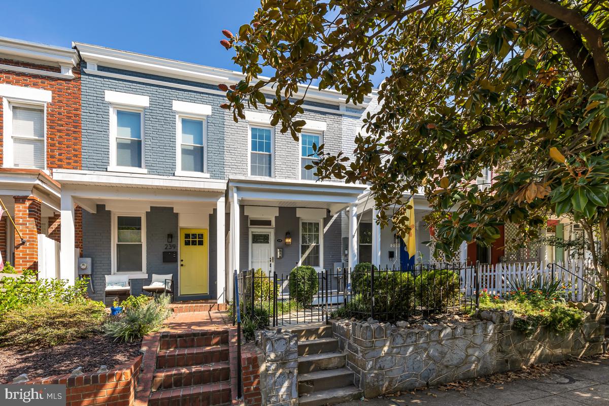 Welcome to 237 14th Pl NE!