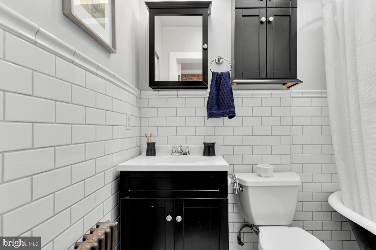 237 14th Place Northeast Washington, DC 20002 - Photo 20 of 29 Classic black & white upstairs full bath