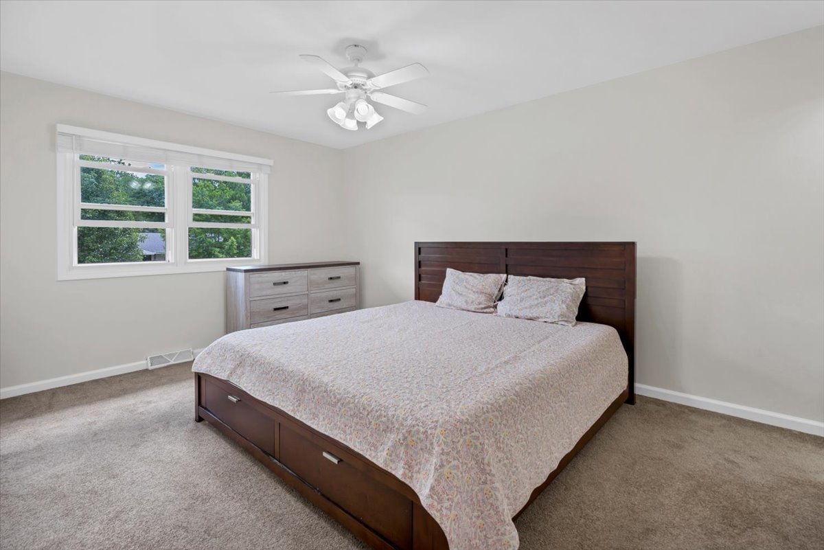 1820 Claremont Road Hoffman Estates, IL 60169 - Photo 14 of 33