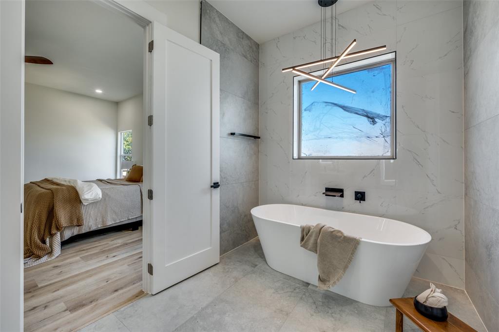 3314 Navaro Street Dallas, TX 75212 - Photo 16 of 24 a bathroom with a bathtub and a sink