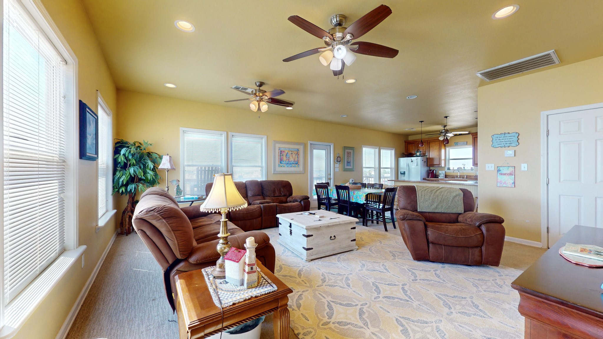 982 Kirks Road Port Bolivar, TX 77650 - Photo 18 of 39 a living room with furniture