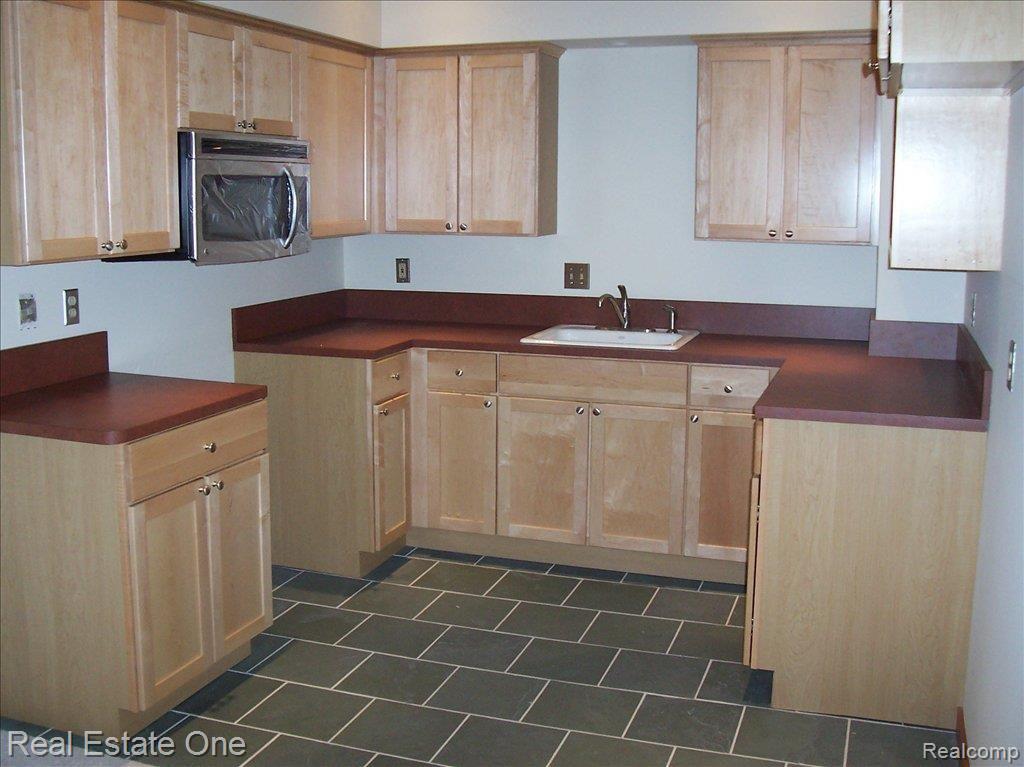 25665 Lahser Road, Unit 4 Southfield, MI 48033 - Photo 7 of 18
