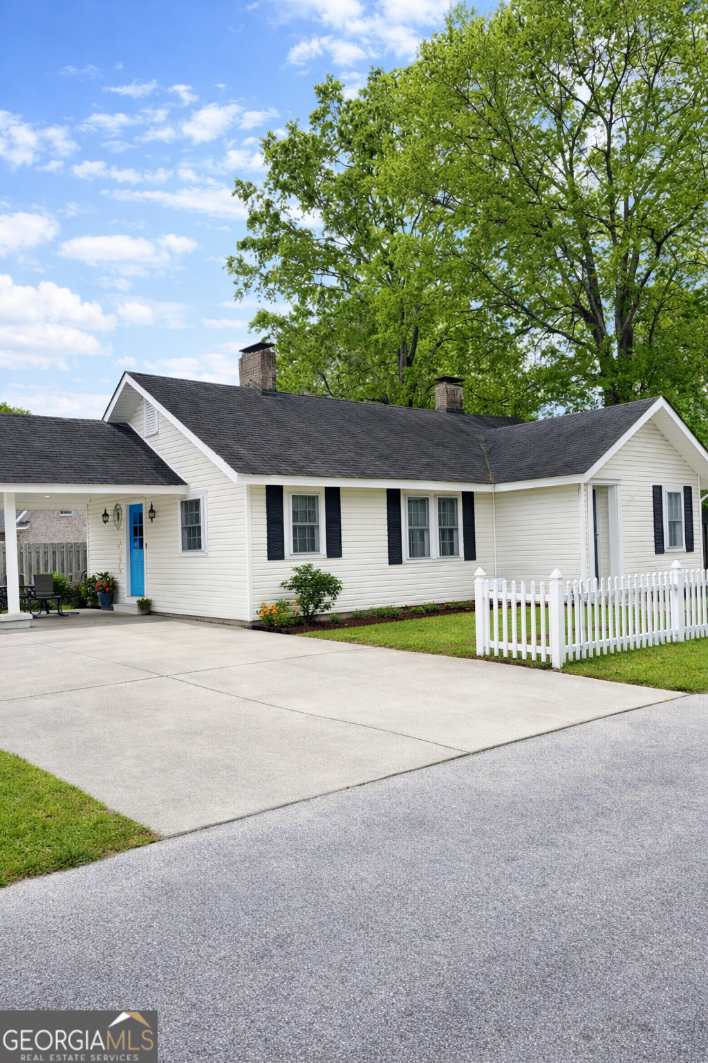 223 Holt Street Thomson, GA 30824 - Photo 2 of 24 a front view of house with yard and green space