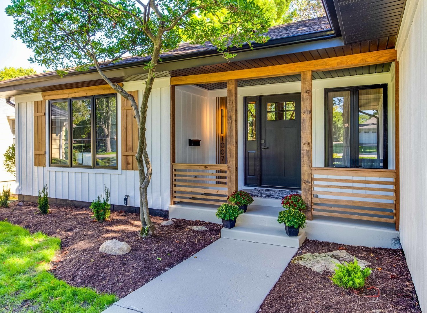 1007 Crest Street Wheaton, IL 60189 - Photo 4 of 38 Gallery Image 4