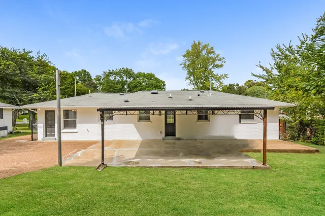 a view of a house with a yard