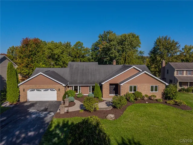 $569,900 | 7411 Eastgate Circle, Salina, NY 13090