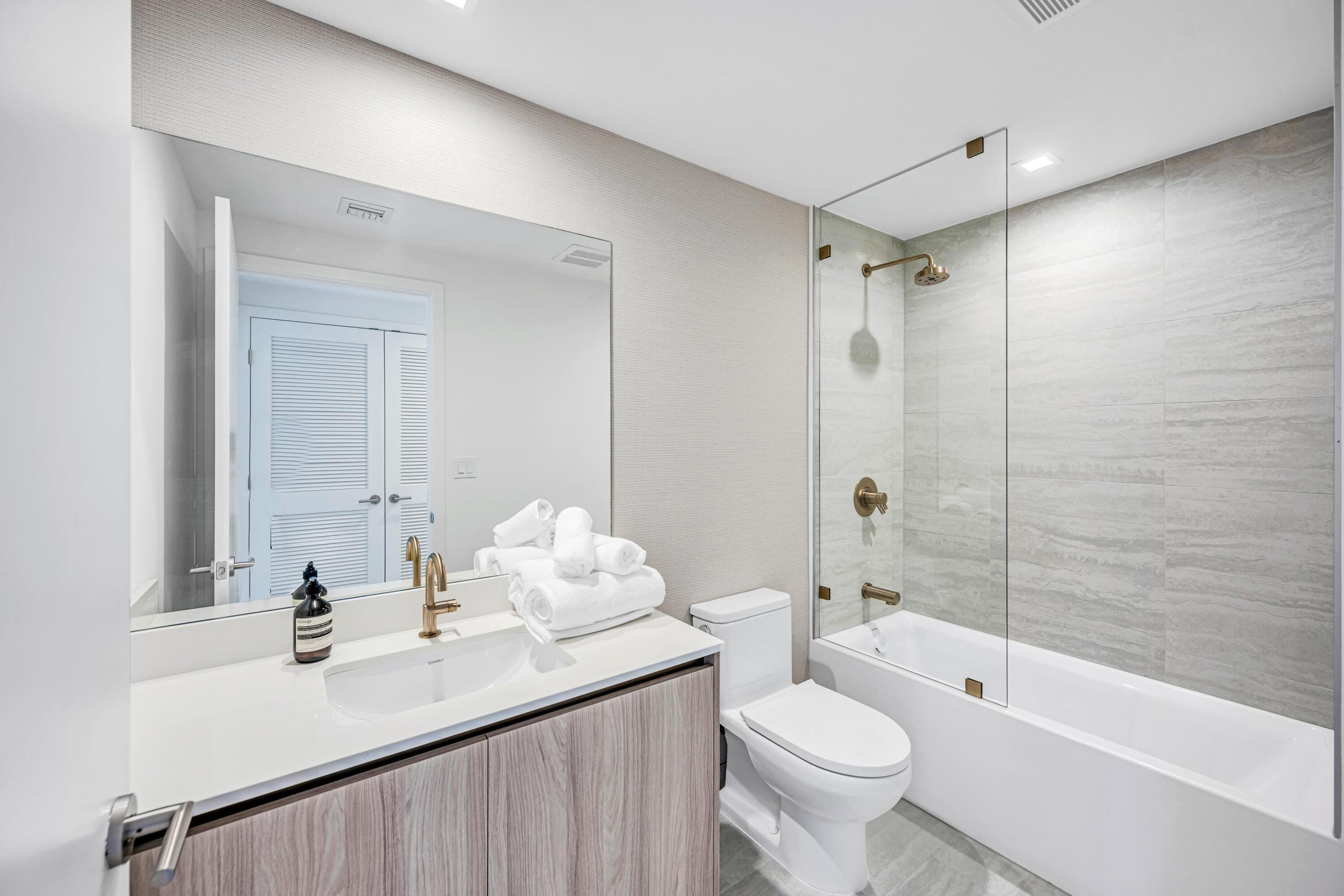 77 Southeast 5th Street, Unit 2014 Miami, FL 33131 - Photo 17 of 50 VICEROY #3801-29