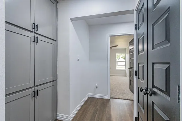 a view of room with a ceiling fan