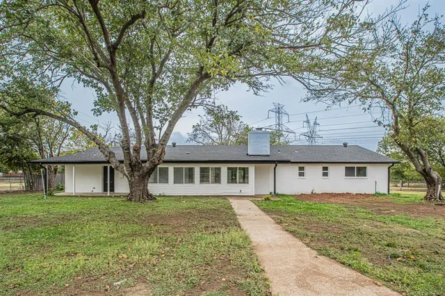 a view of an outdoor space and a yard