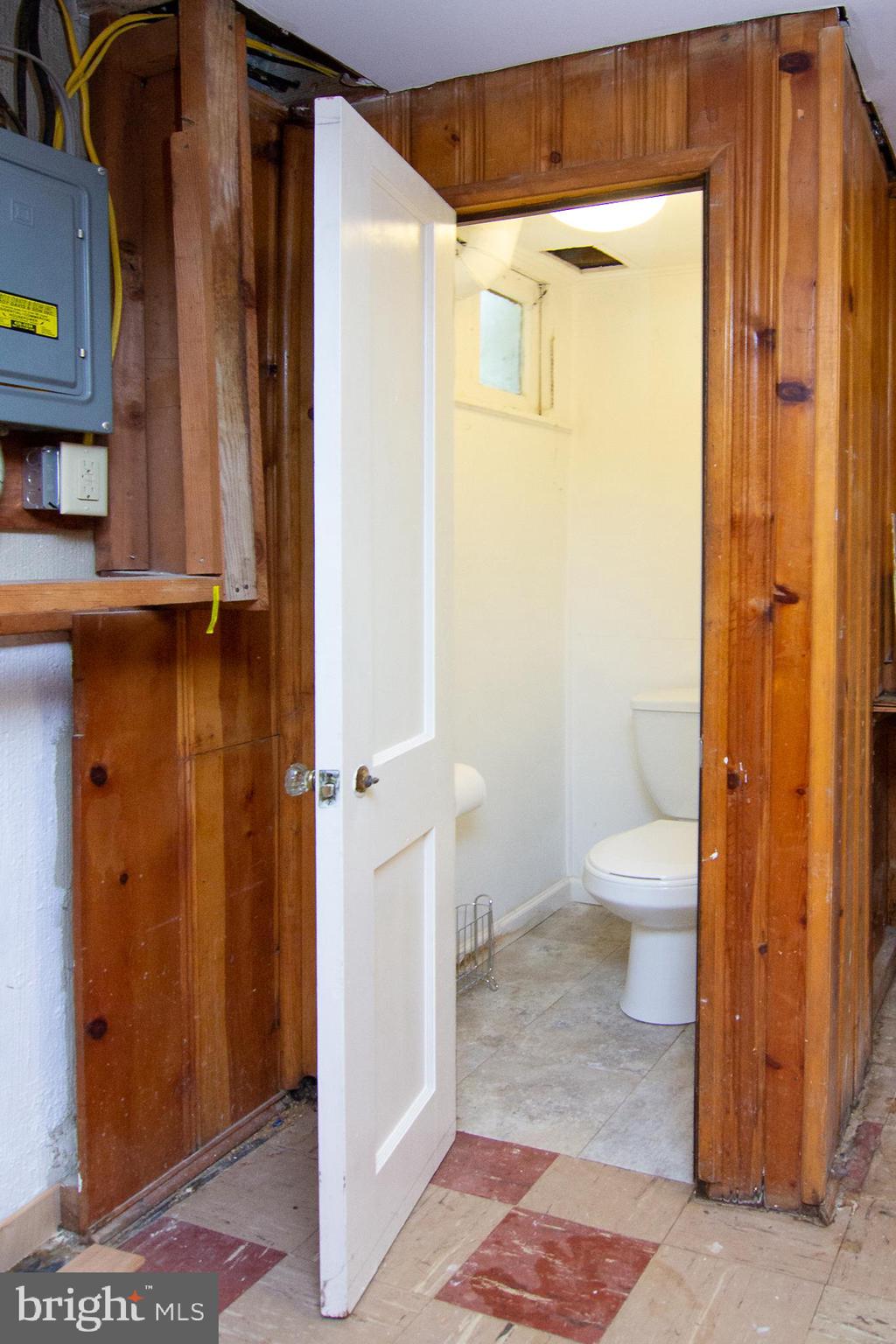 8361 Hillendale Road Baltimore, MD 21234 - Photo 16 of 32