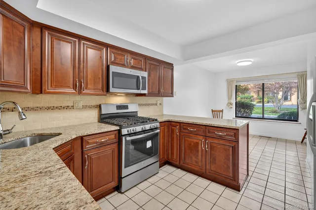 $699,000 | 200 California Road, Unit 9, Mount Vernon, NY 10552