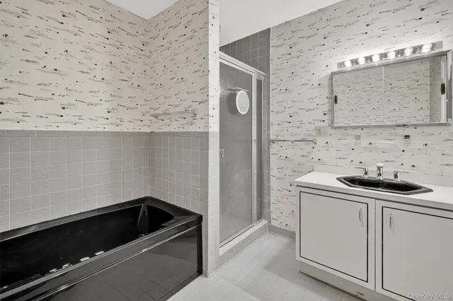 $699,000 | 200 California Road, Unit 9, Mount Vernon, NY 10552