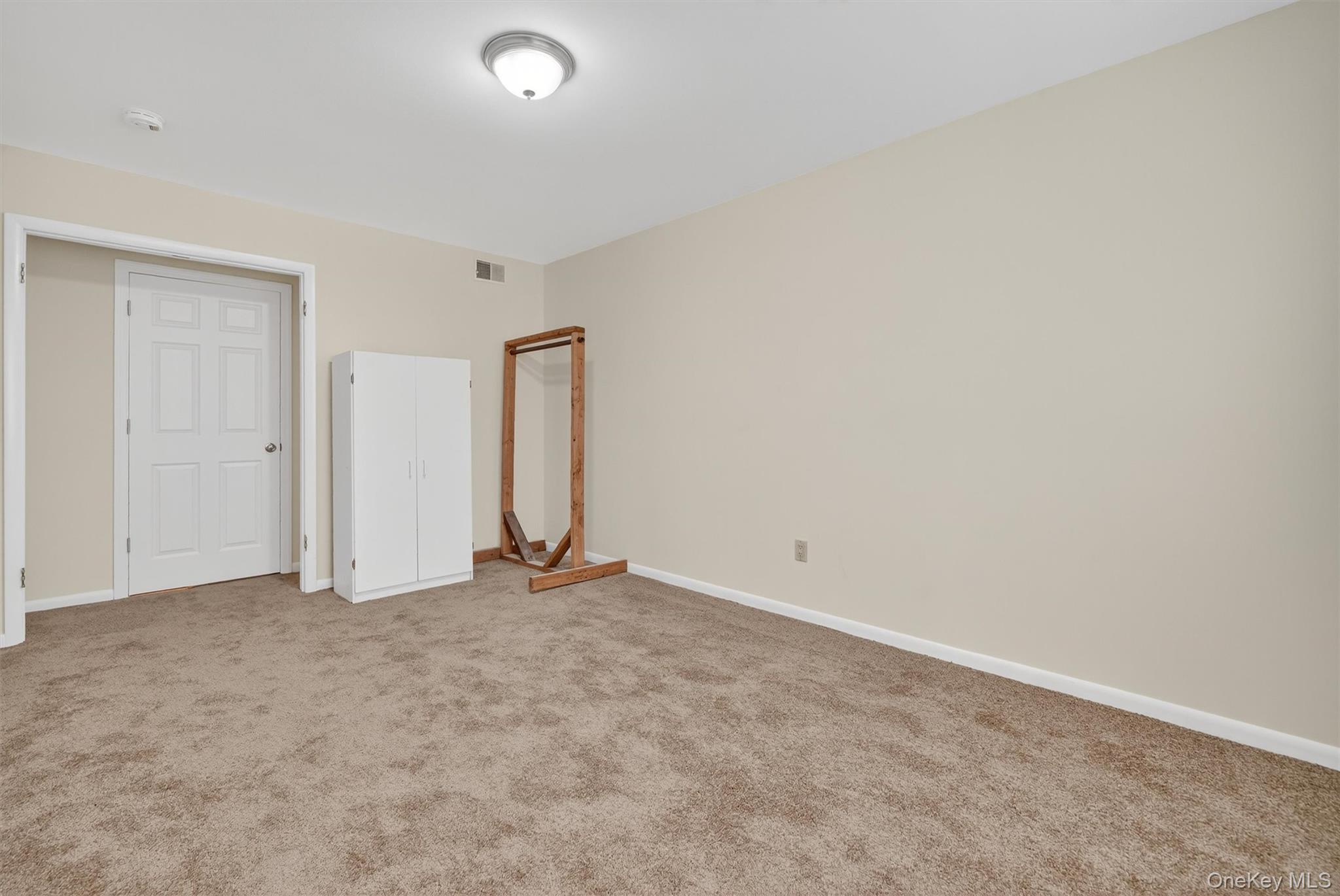 200 California Road, Unit 9 Mount Vernon, NY 10552 - Photo 32 of 50 an empty room with closet area