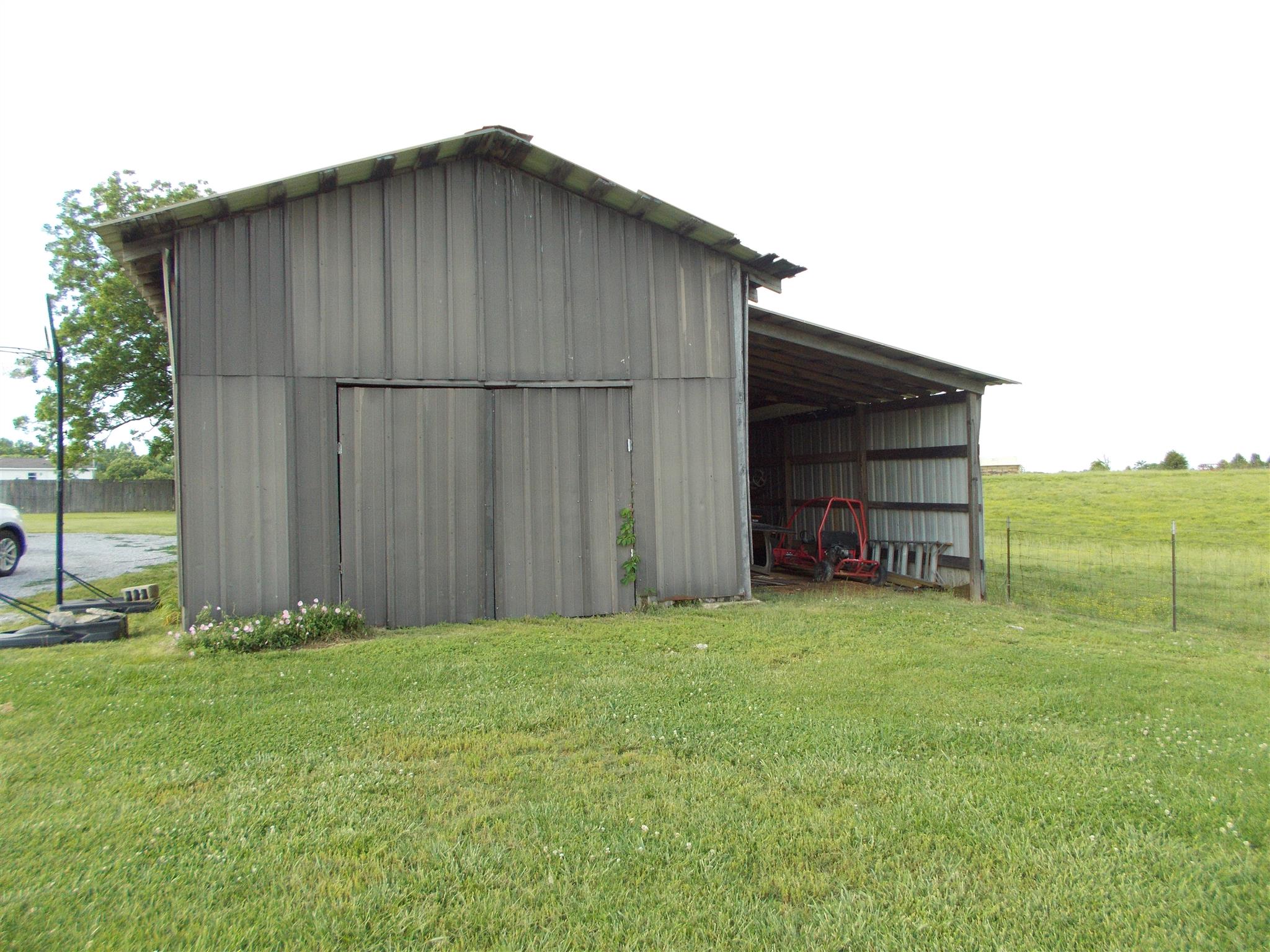 136 Westside Road Lawrenceburg, TN 38464 - Photo 29 of 30 a backyard of a house