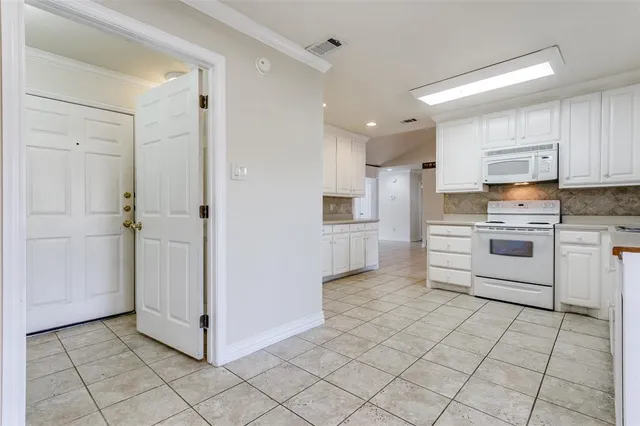 $2,700 | 719 Koen Lane, Euless, TX 76040