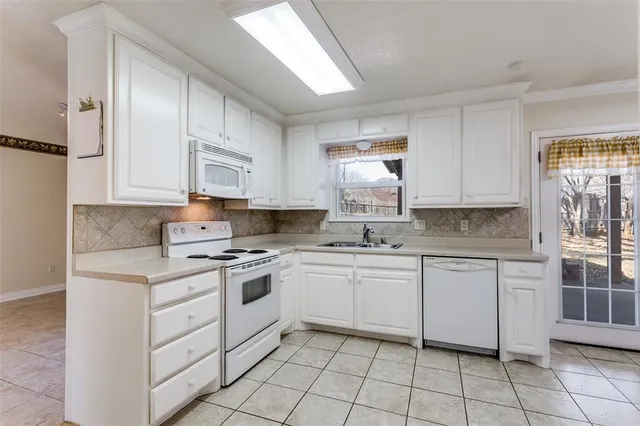 $2,700 | 719 Koen Lane, Euless, TX 76040