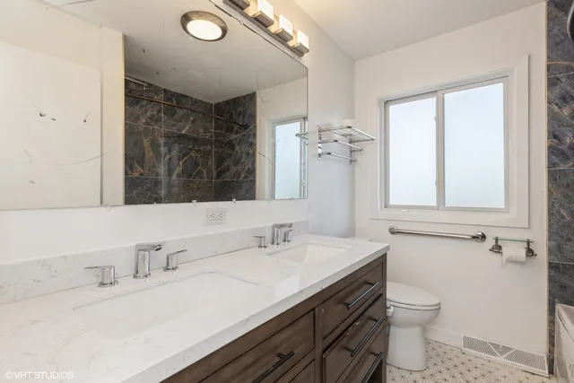 $800,000 | 127 Riverside Drive, Northfield, IL 60093