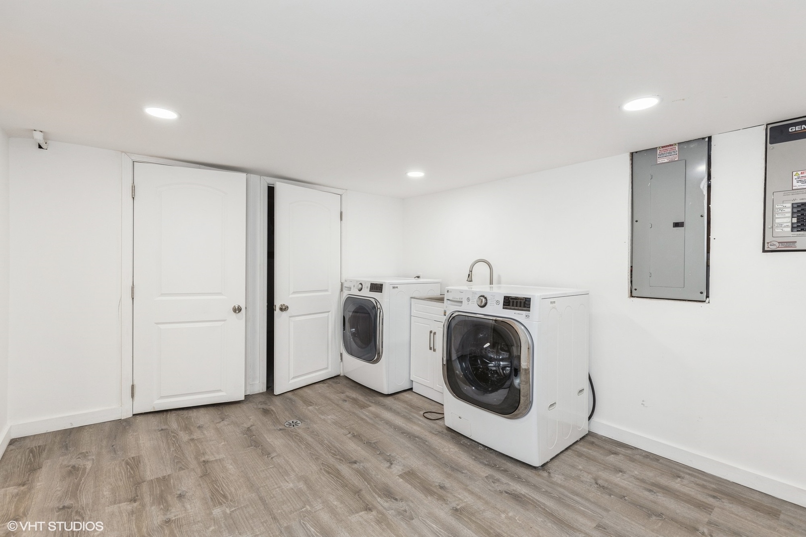 127 Riverside Drive Northfield, IL 60093 - Photo 21 of 27 a utility room with sink dryer and washer