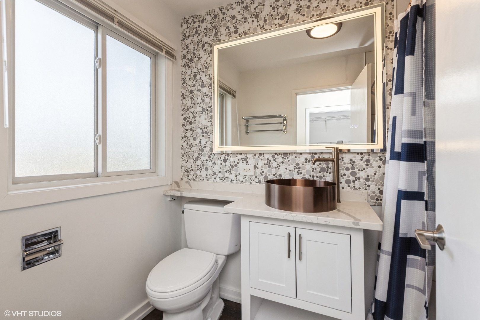 127 Riverside Drive Northfield, IL 60093 - Photo 22 of 27 a bathroom with a toilet sink and mirror