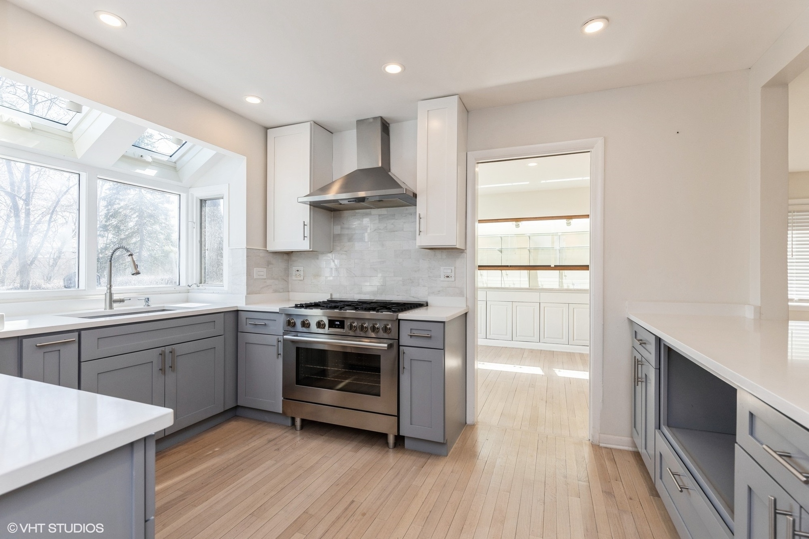 127 Riverside Drive Northfield, IL 60093 - Photo 9 of 27 a kitchen with a stove a sink and a refrigerator