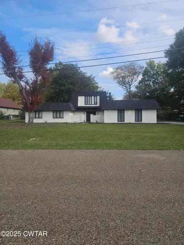 a view of house with a big yard