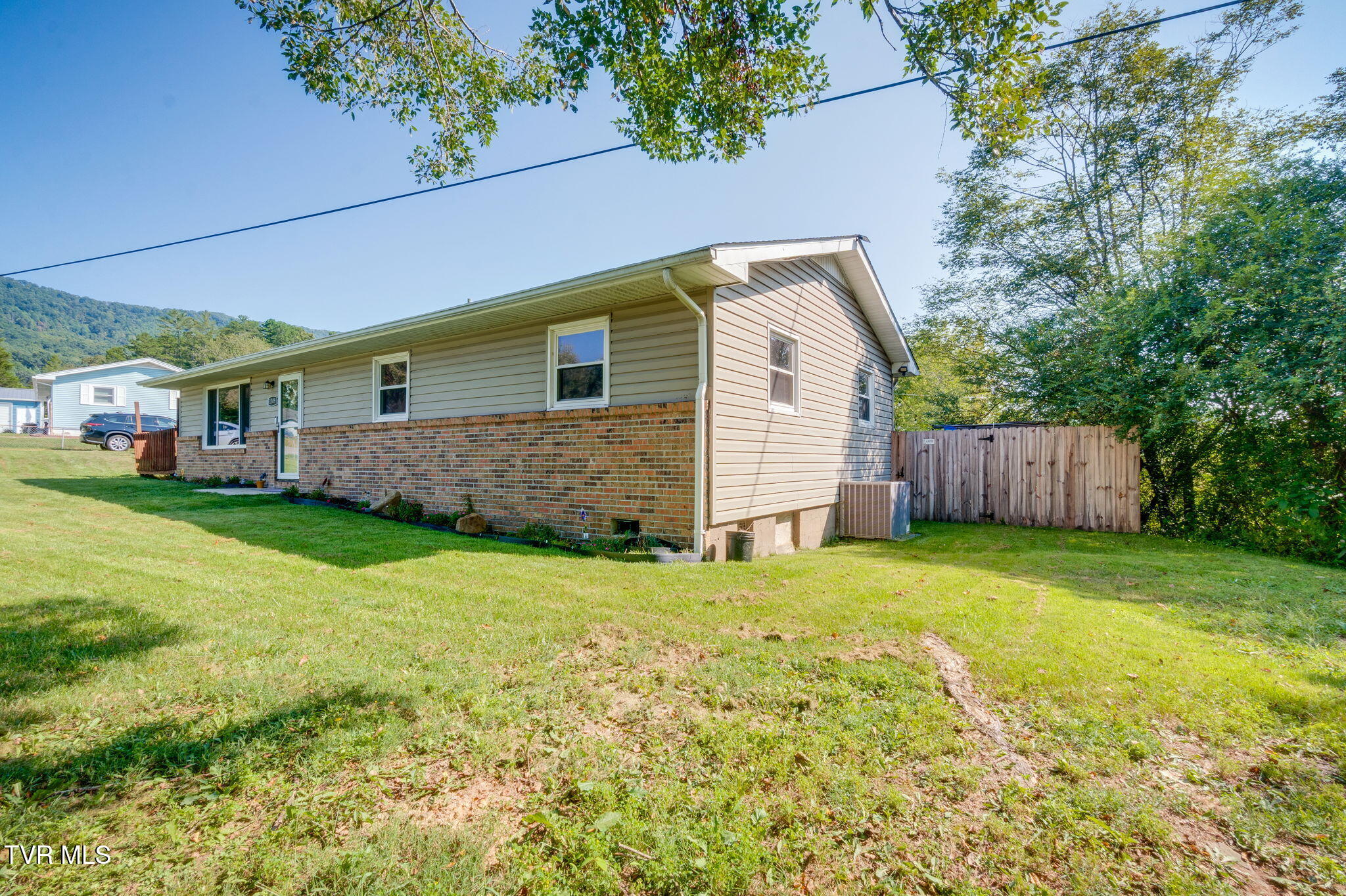 1309 Powell Mountain Road Duffield, VA 24244 - Photo 3 of 27 002