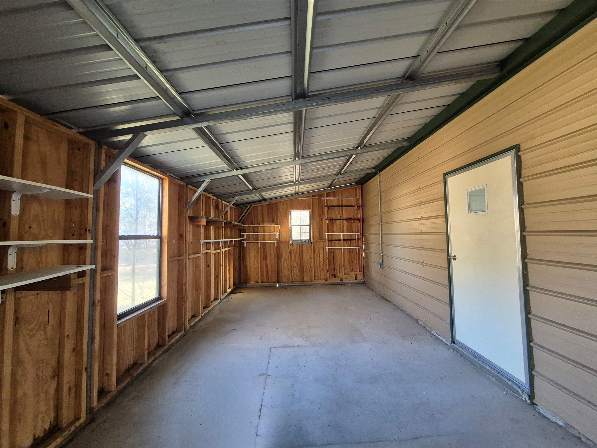 92 Summer Place Huntsville, TX 77340 - Photo 5 of 24 Inside shop