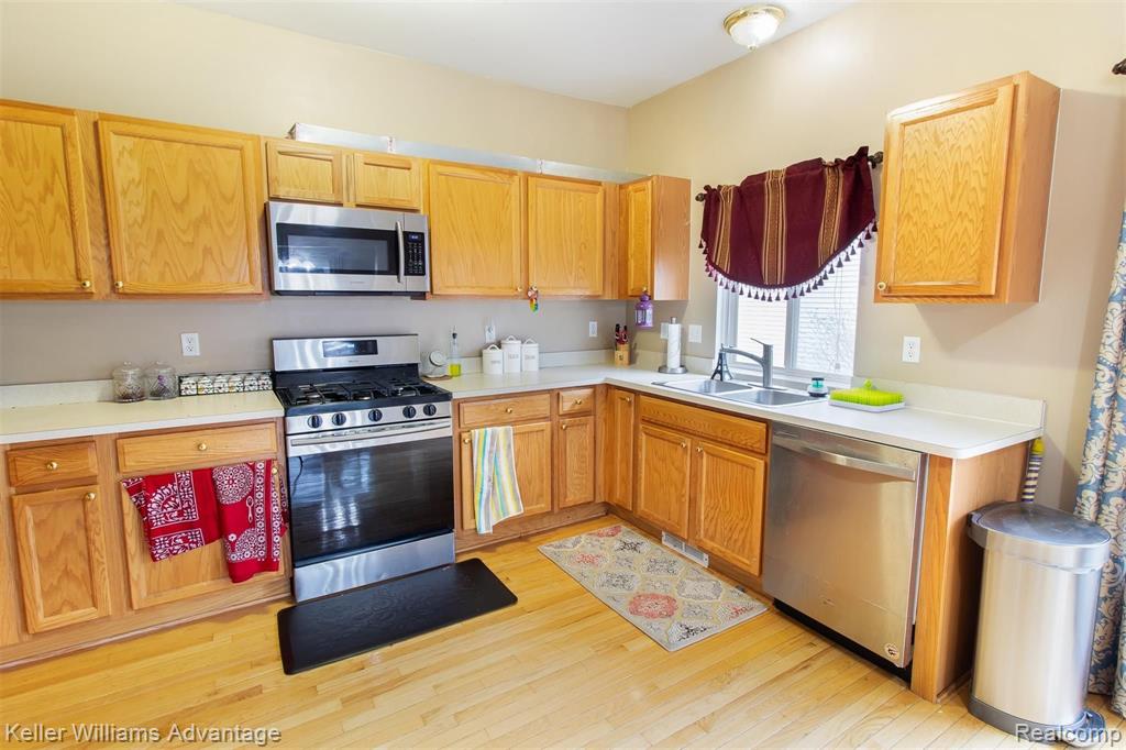 2052 Lagoon Drive Rochester, MI 48309 - Photo 12 of 32
