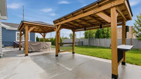 a view of a backyard