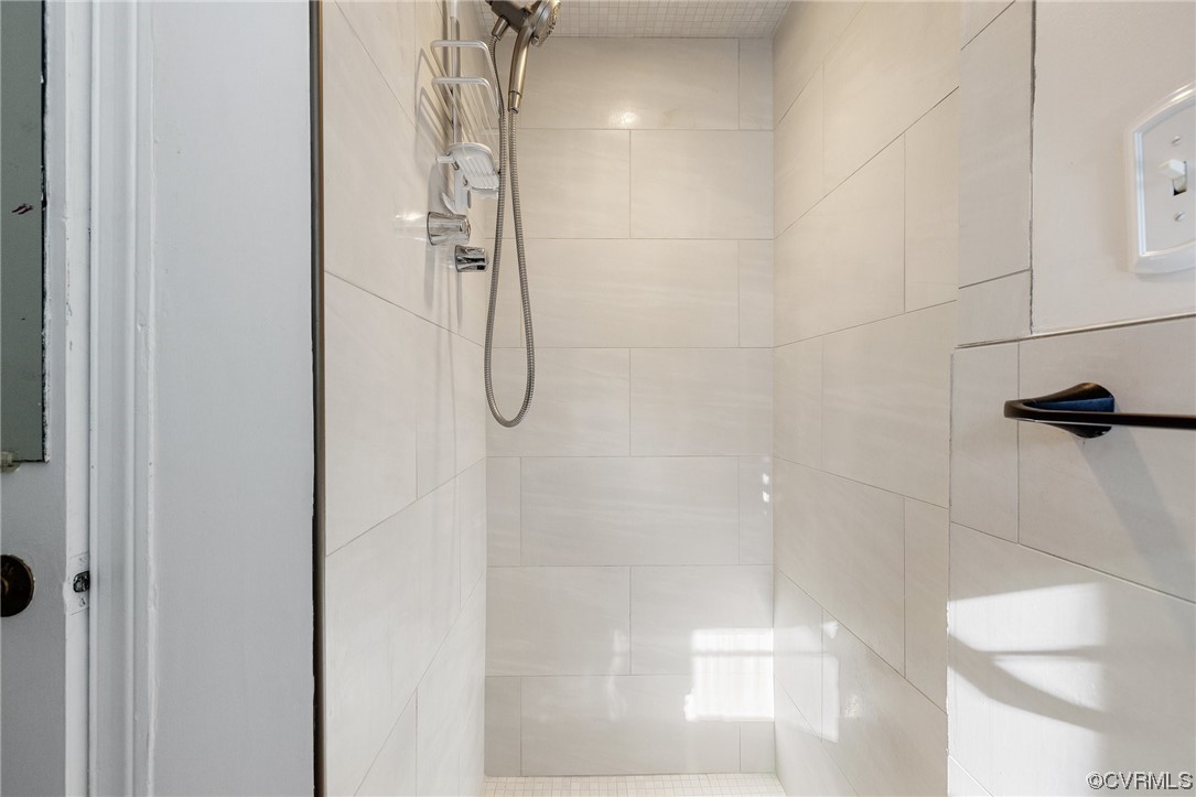 406 Riverside Avenue Hopewell, VA 23860 - Photo 19 of 38 a bathroom with a shower