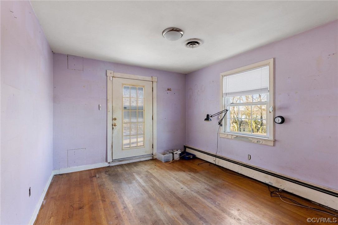 406 Riverside Avenue Hopewell, VA 23860 - Photo 21 of 38 an empty room with windows
