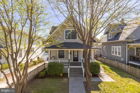 a view of a yard in front of house