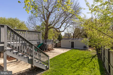 a view of a house with backyard and tree