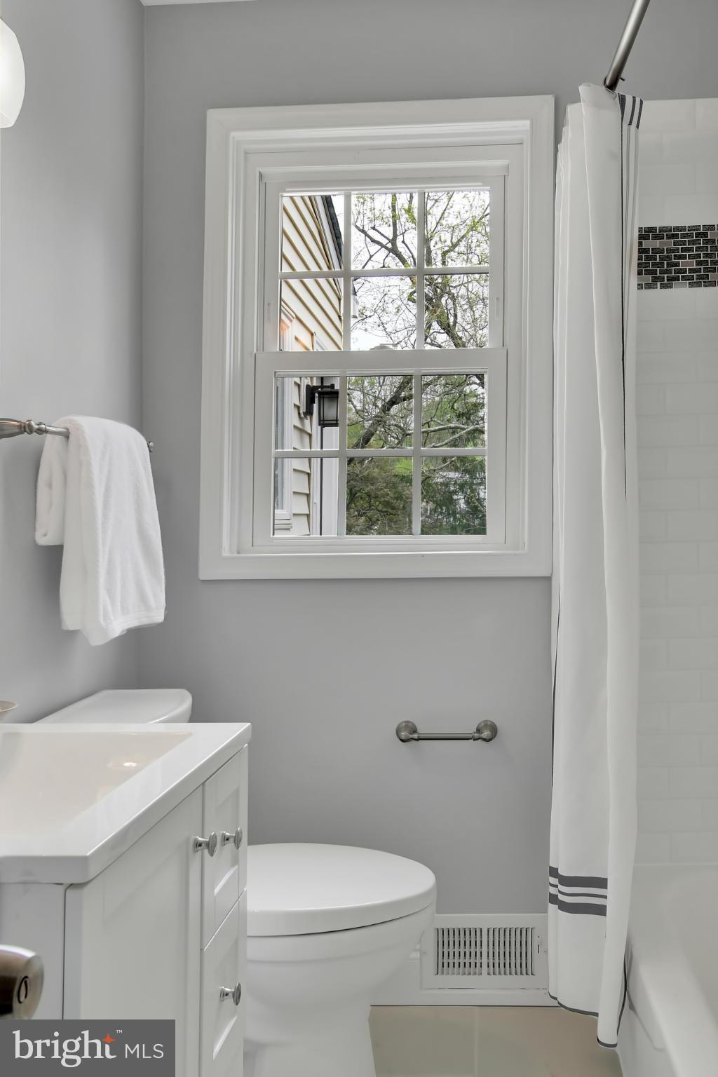 6639 Loch Hill Road Baltimore, MD 21239 - Photo 17 of 30 Bath (Master)
