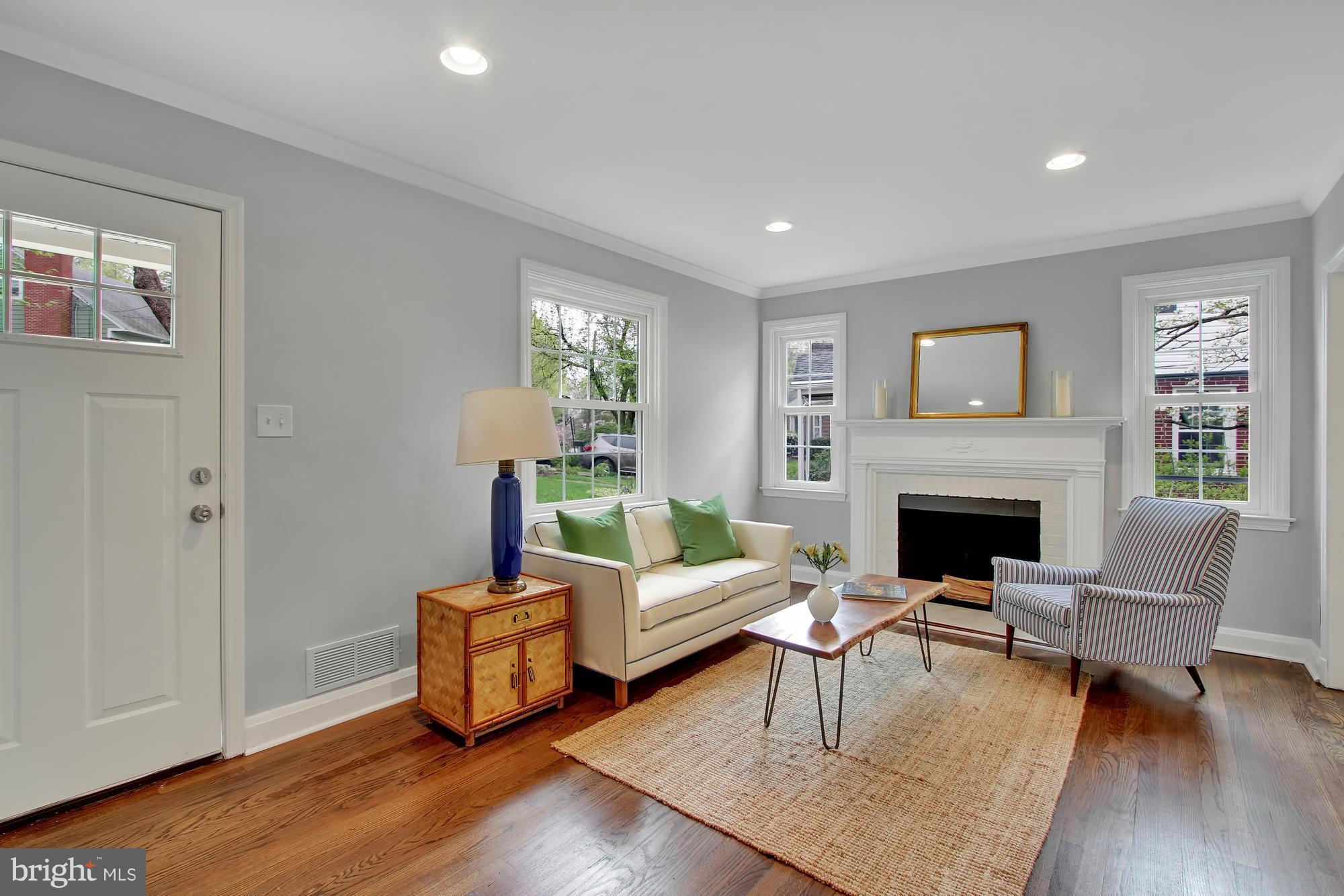 6639 Loch Hill Road Baltimore, MD 21239 - Photo 4 of 30 Living Room