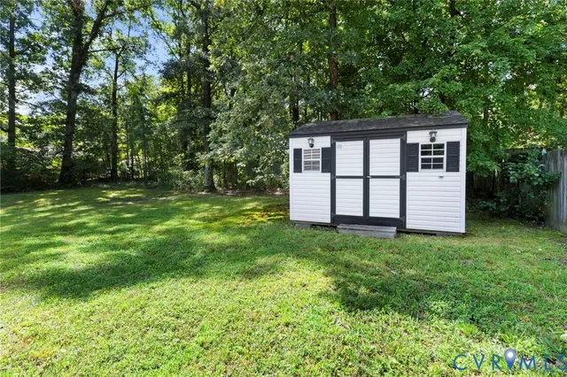 a view of a backyard