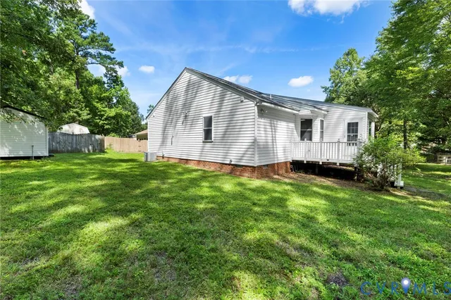 a view of a house with a backyard