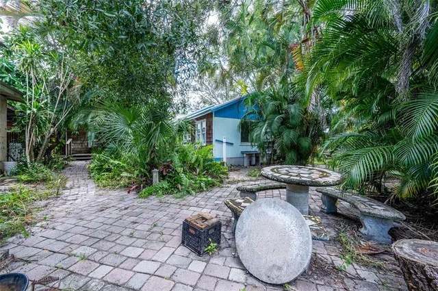 a view of outdoor space and garden view