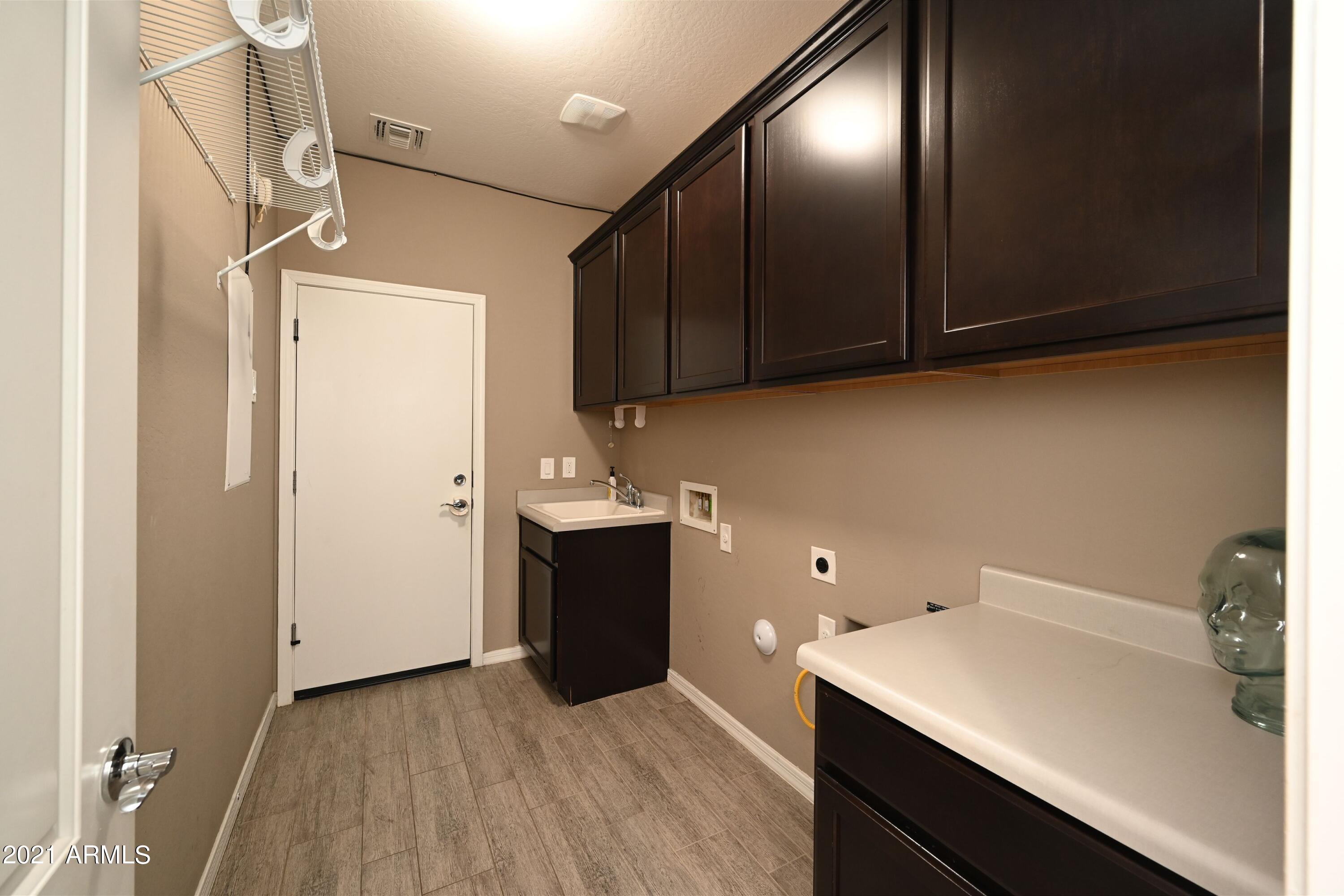 2624 West Rabjohn Road Phoenix, AZ 85085 - Photo 21 of 29 feureisen-laundry room
