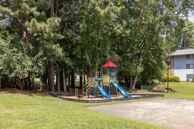 a view of a backyard