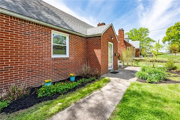 $320,000 | 19 Locust Lane, Upper St. Clair, PA 15241