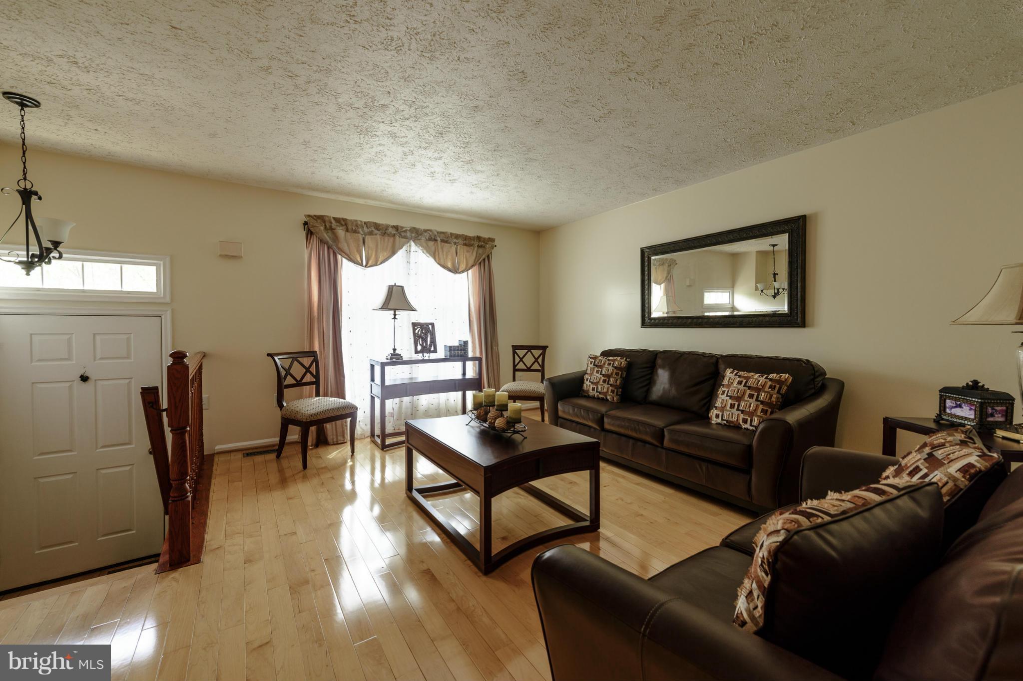 306 Leafcup Road Gaithersburg, MD 20878 - Photo 2 of 24 Living Room