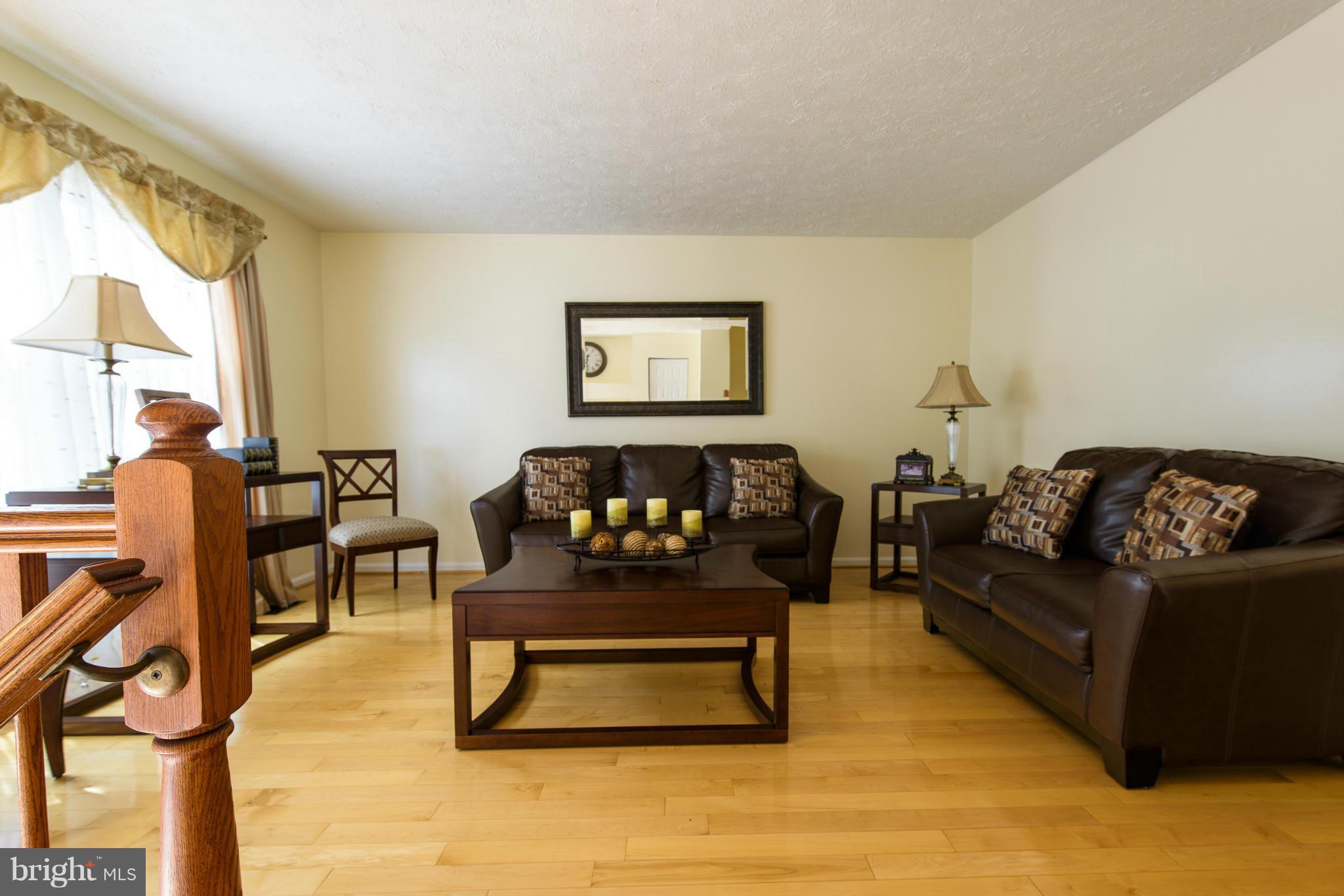 306 Leafcup Road Gaithersburg, MD 20878 - Photo 3 of 24 Living Room