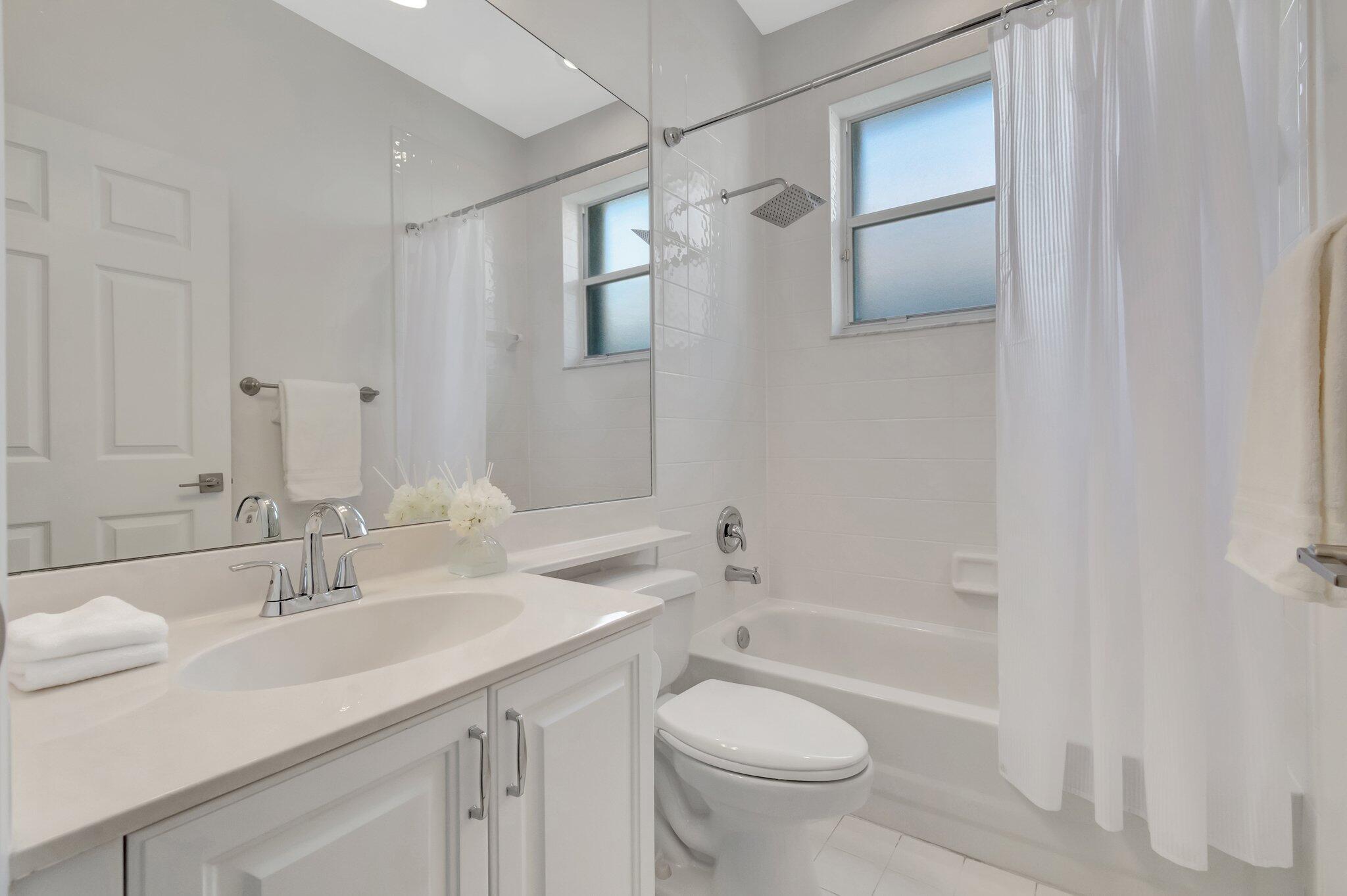 7575 Doubleton Drive Delray Beach, FL 33446 - Photo 25 of 47 Guest Bathroom
