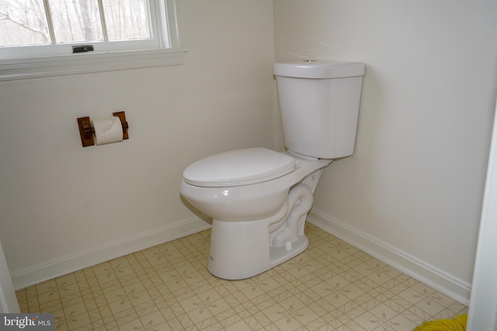7323 O'Keefe Road Bealeton, VA 22712 - Photo 22 of 48 Hall bath has separate room for toilet and bathtub