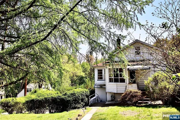 $425,000 | 84 North 12th Street, Hawthorne, NJ 07506