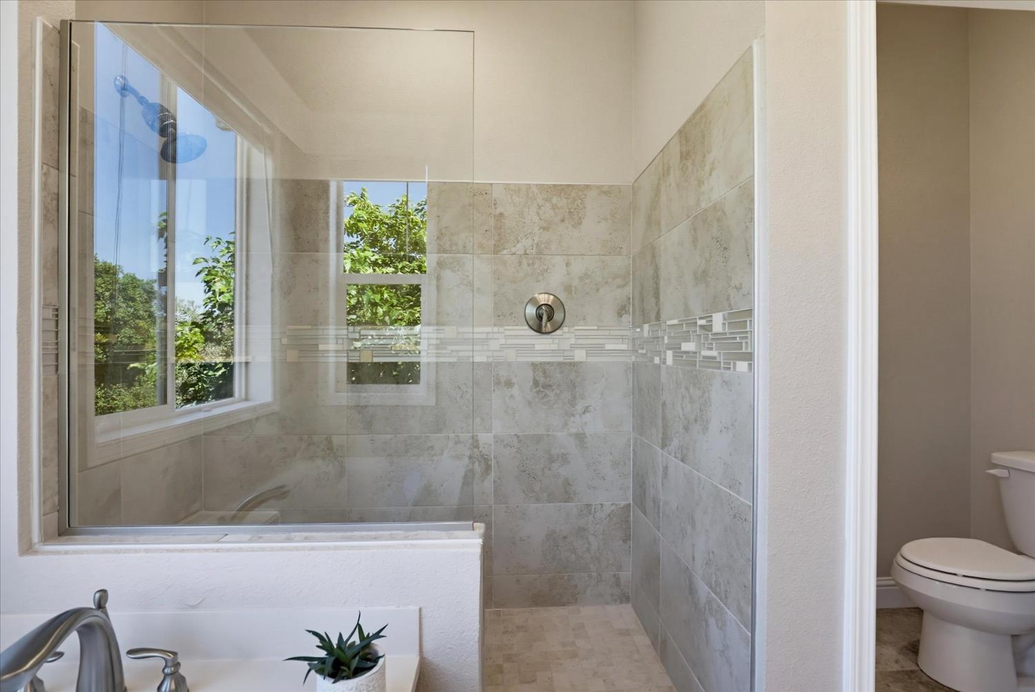 11503 Lime Kiln Road Grass Valley, CA 95949 - Photo 21 of 49 PRIMARY SUITE BATHROOM