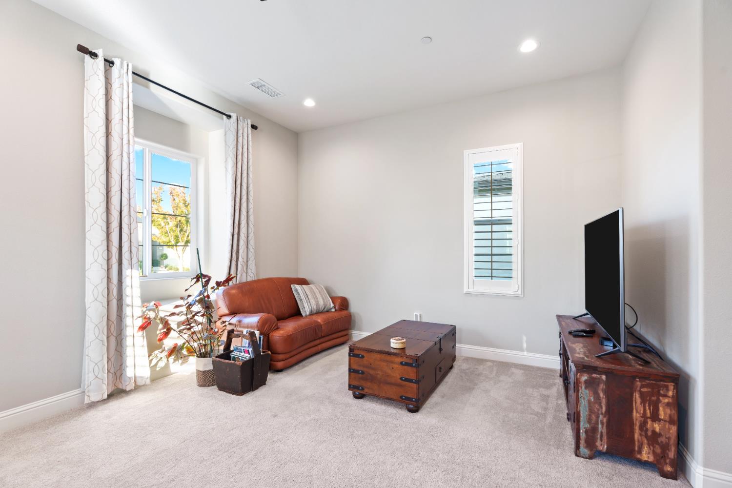 822 Overstone Avenue Madera, CA 93636 - Photo 16 of 49 a livingroom with furniture and a flat screen tv